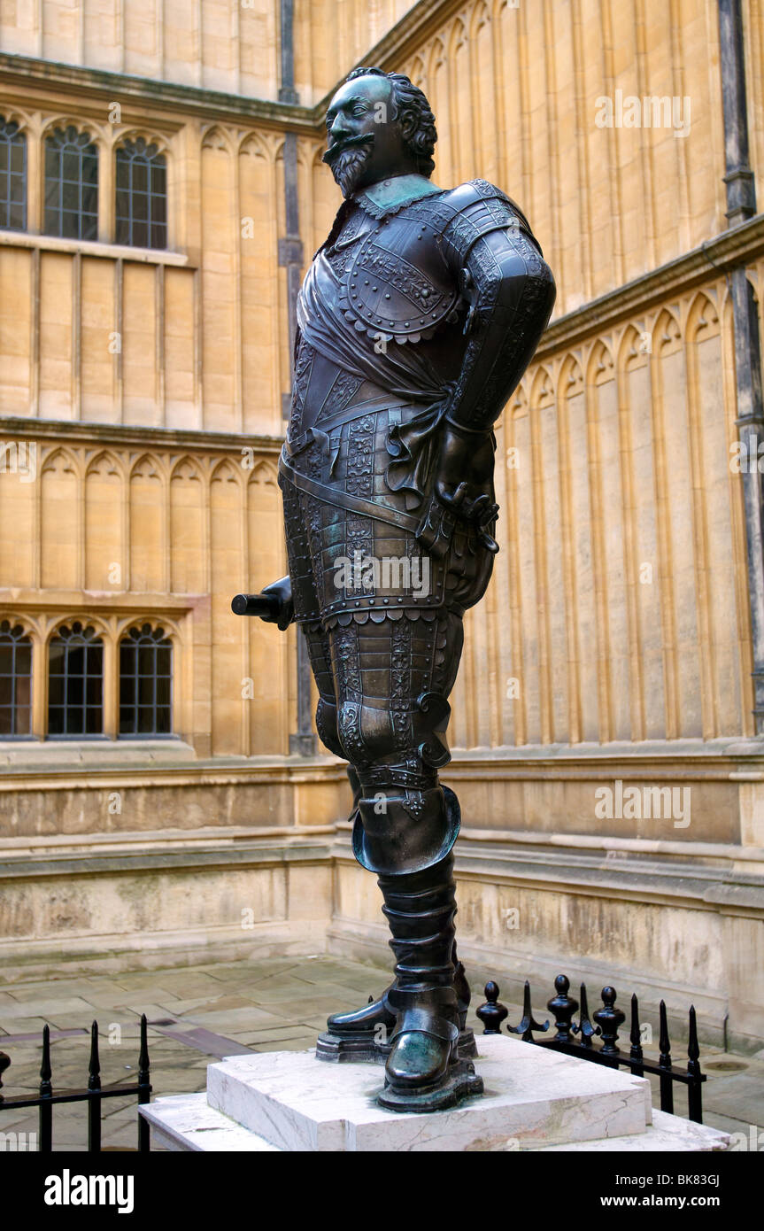 Bodleian Library , Oxford statue Earl Pembroke in bronze Stock Photo