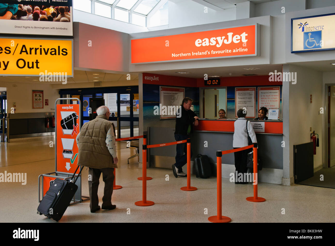 Passengers queuing at an Easyjet ticket desk Stock Photo