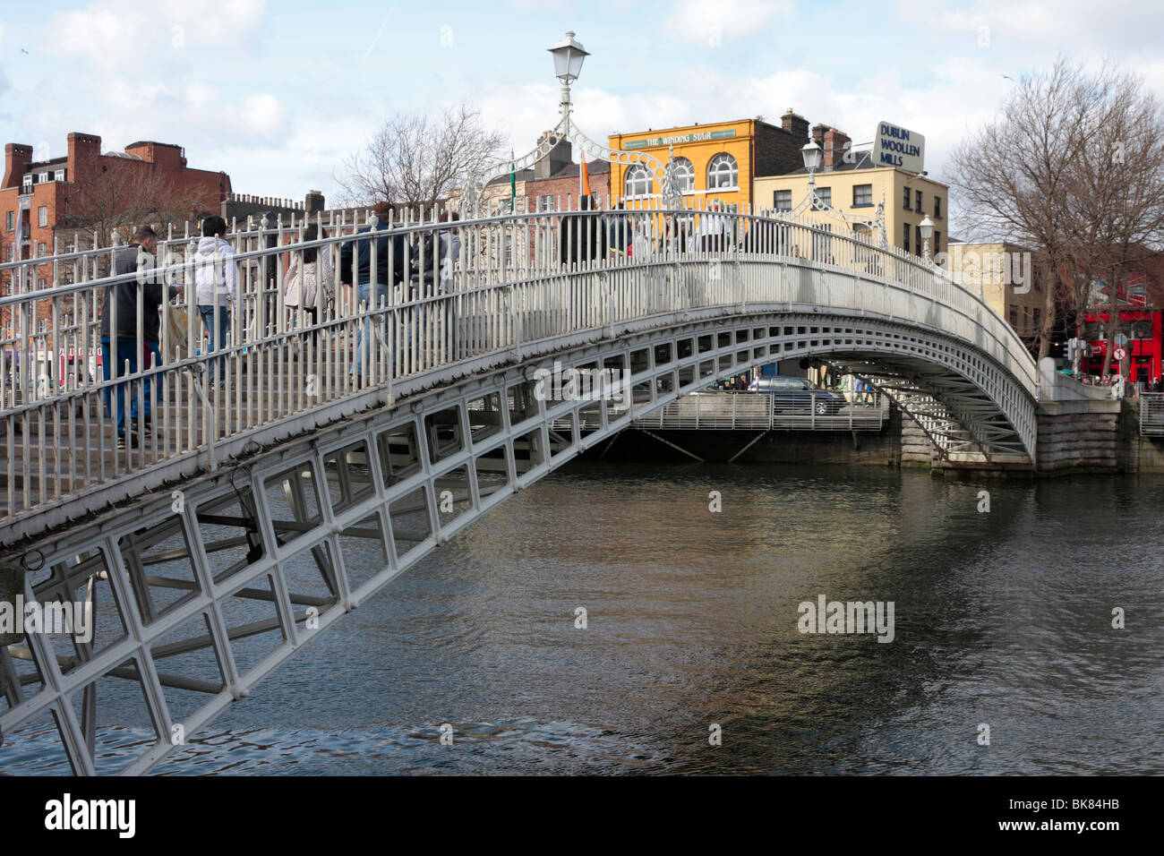 Hapenny bridge over liffey river hi-res stock photography and images ...