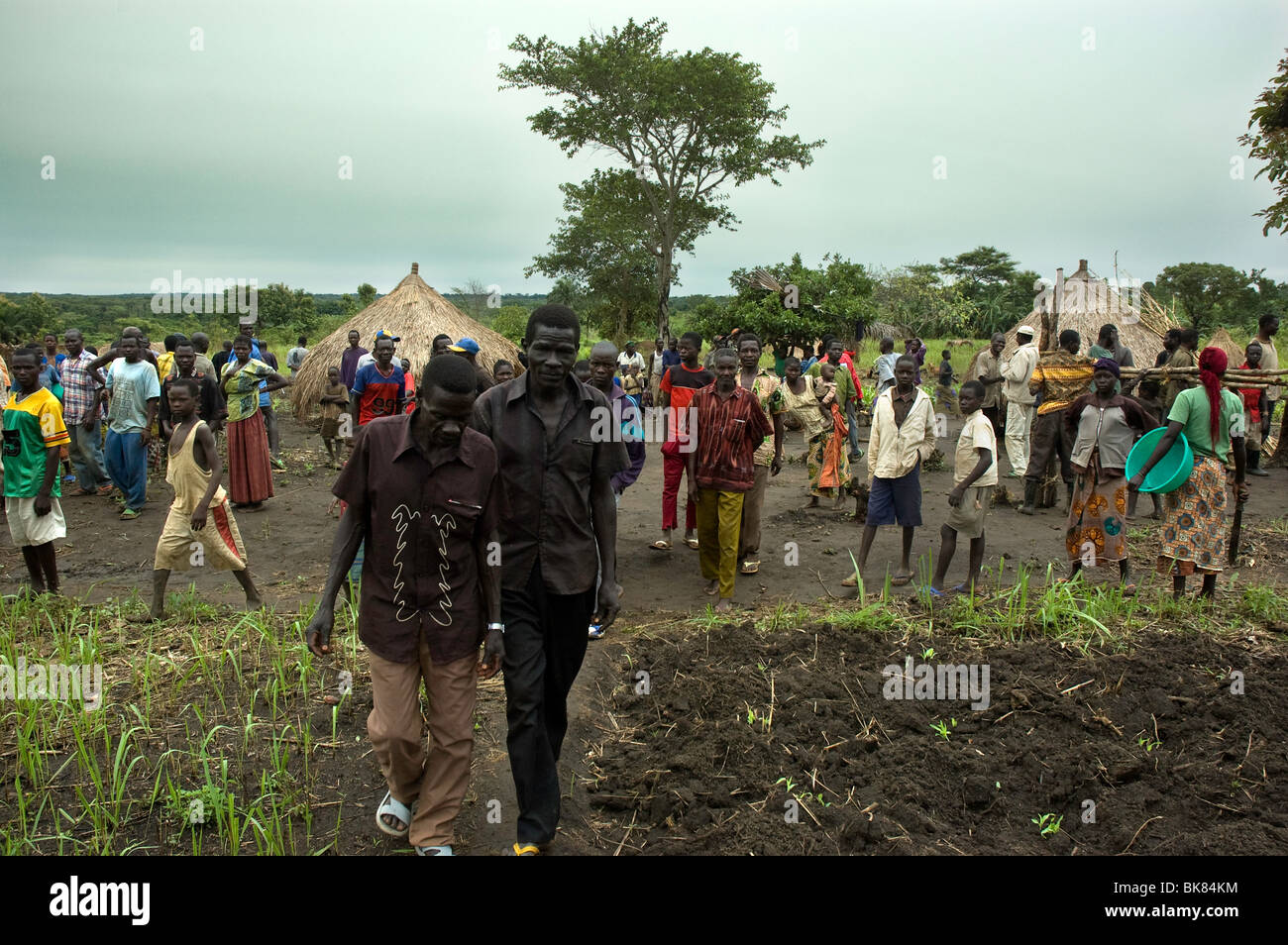 Refugees arriving to a meeting in a refugee camp in Faradje, Northern Congo Stock Photo