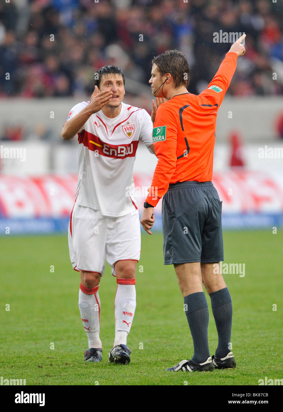 Zdravko Kuzmanovic, VfB Stuttgart, in discussion with referee Felix Brych Stock Photo