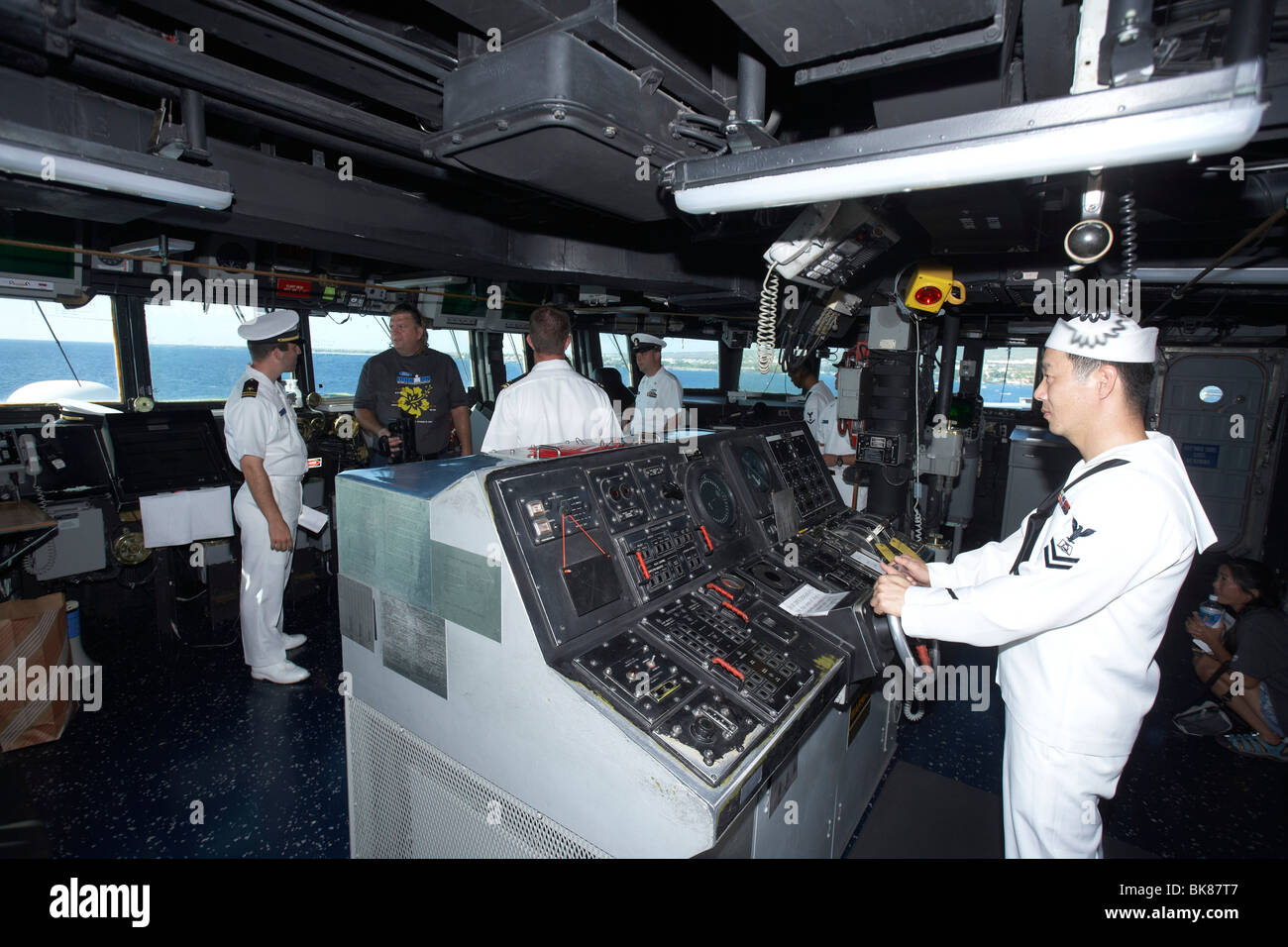 The bridge of the U.S. destroyer USS Paul Hamilton off Kailua-Kona, Hawaii, USA Stock Photo