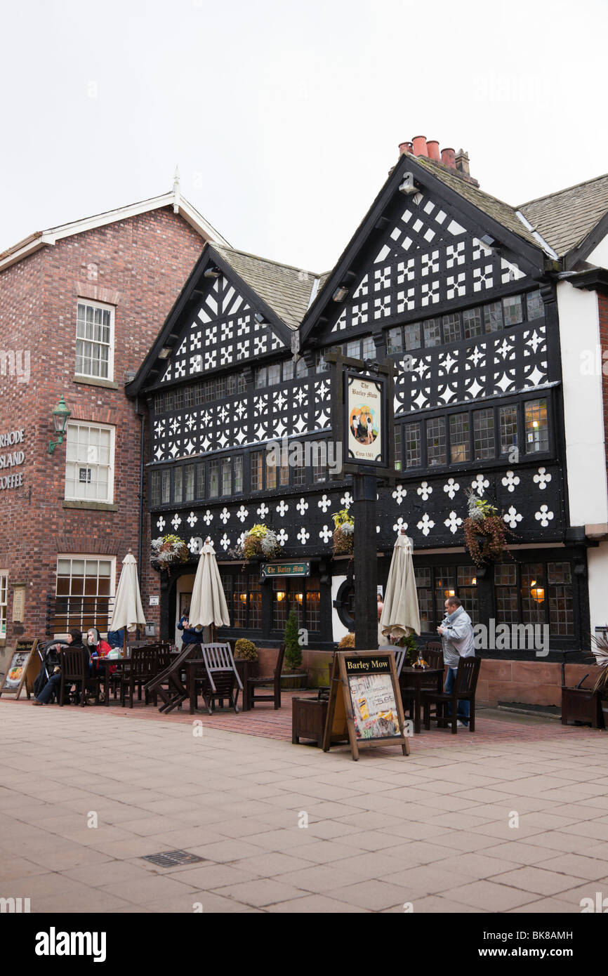 Warrington, Cheshire, England, UK, Europe. The Barley Mow cica 1561 pub in 16th century Tudor building Stock Photo