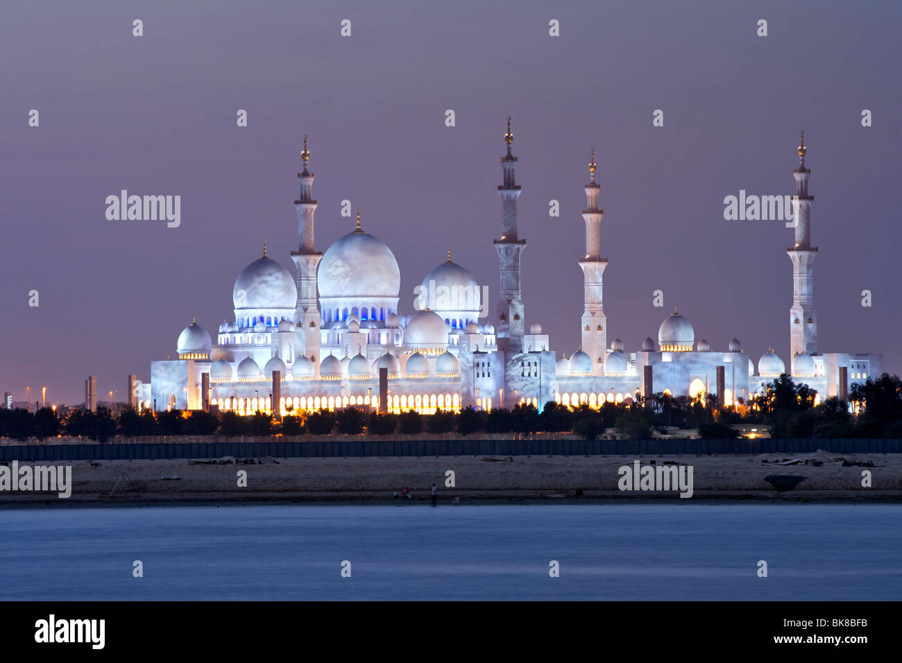 Dusk view of the Sheikh Zayed Grand Mosque in Abu Dhabi, capital of the United Arab Emirates. Stock Photo