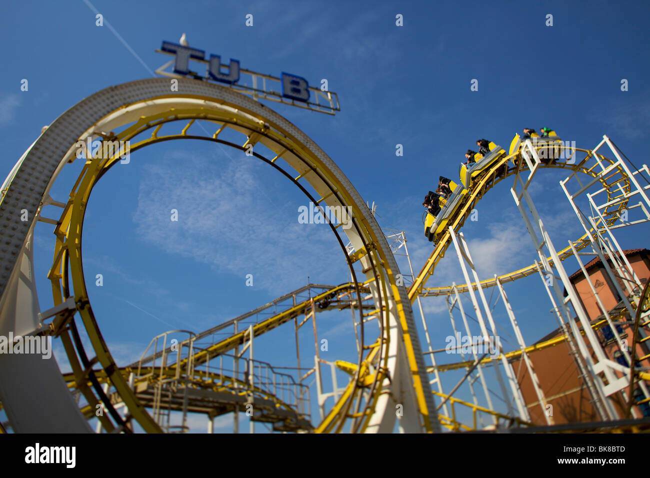 Rollercoaster loop the loop hi-res stock photography and images - Alamy