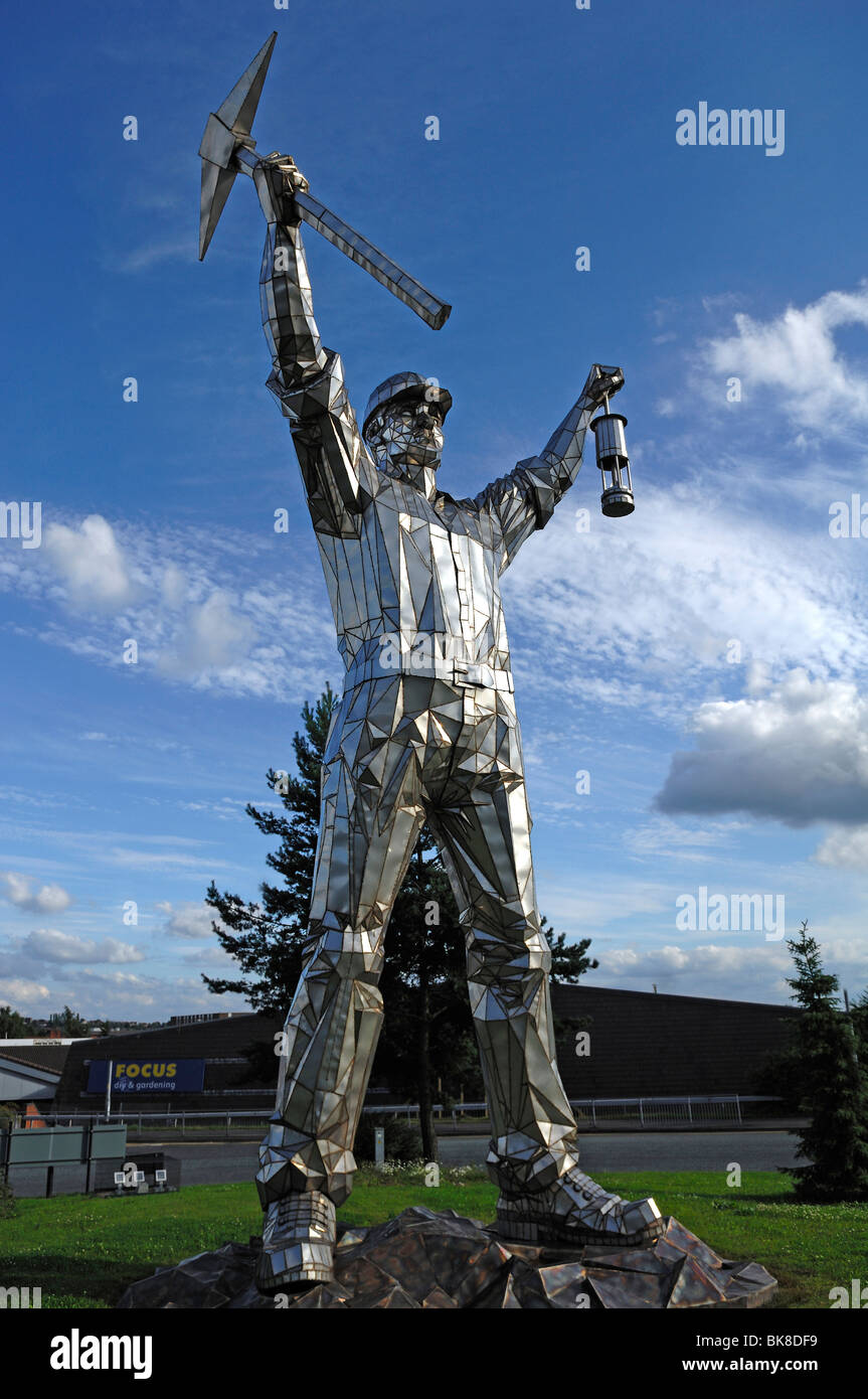 Statue, "The Minor Brownhills", 12 m high, artist John McKenna, Chester
