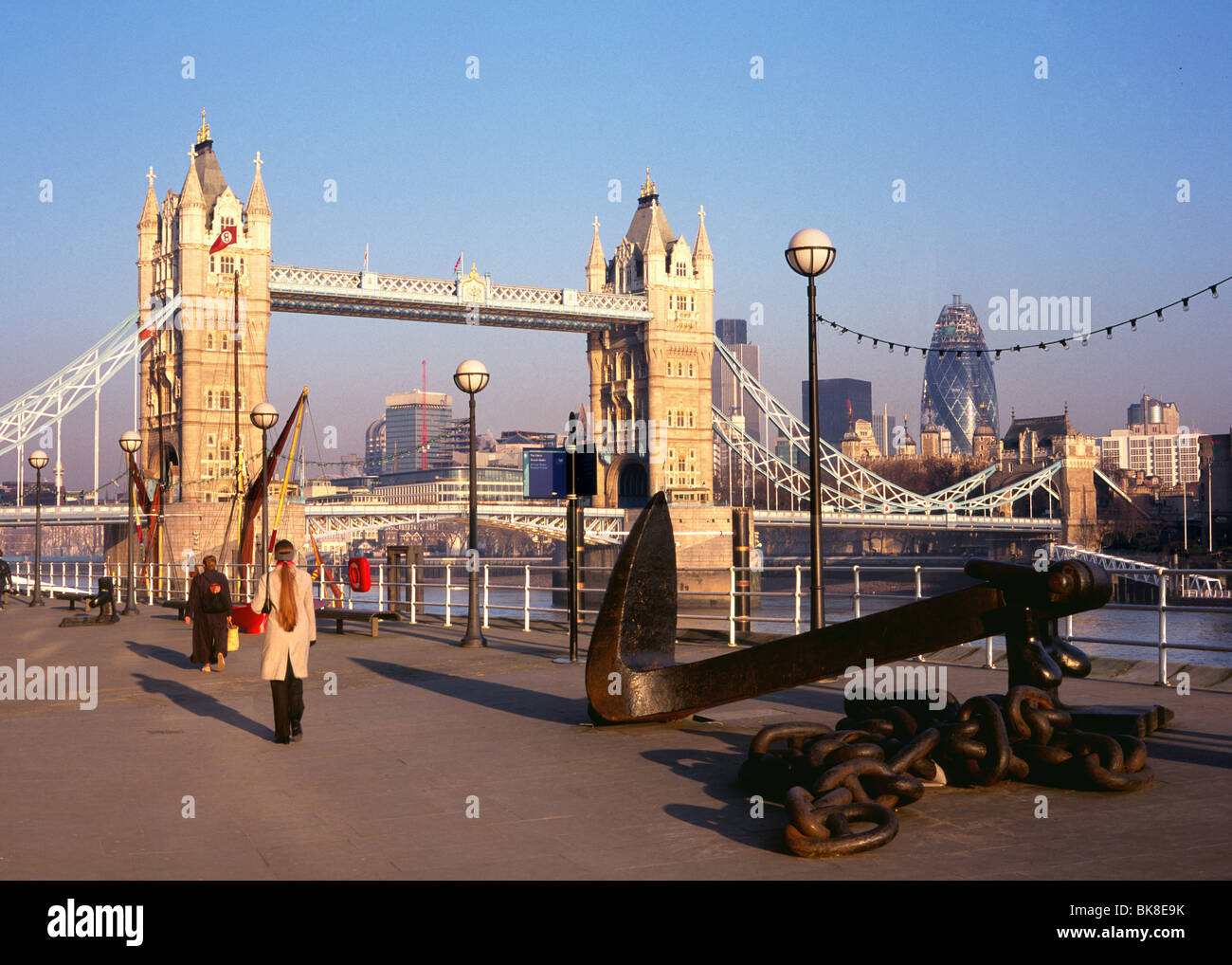 Girls tower bridge hi-res stock photography and images - Alamy