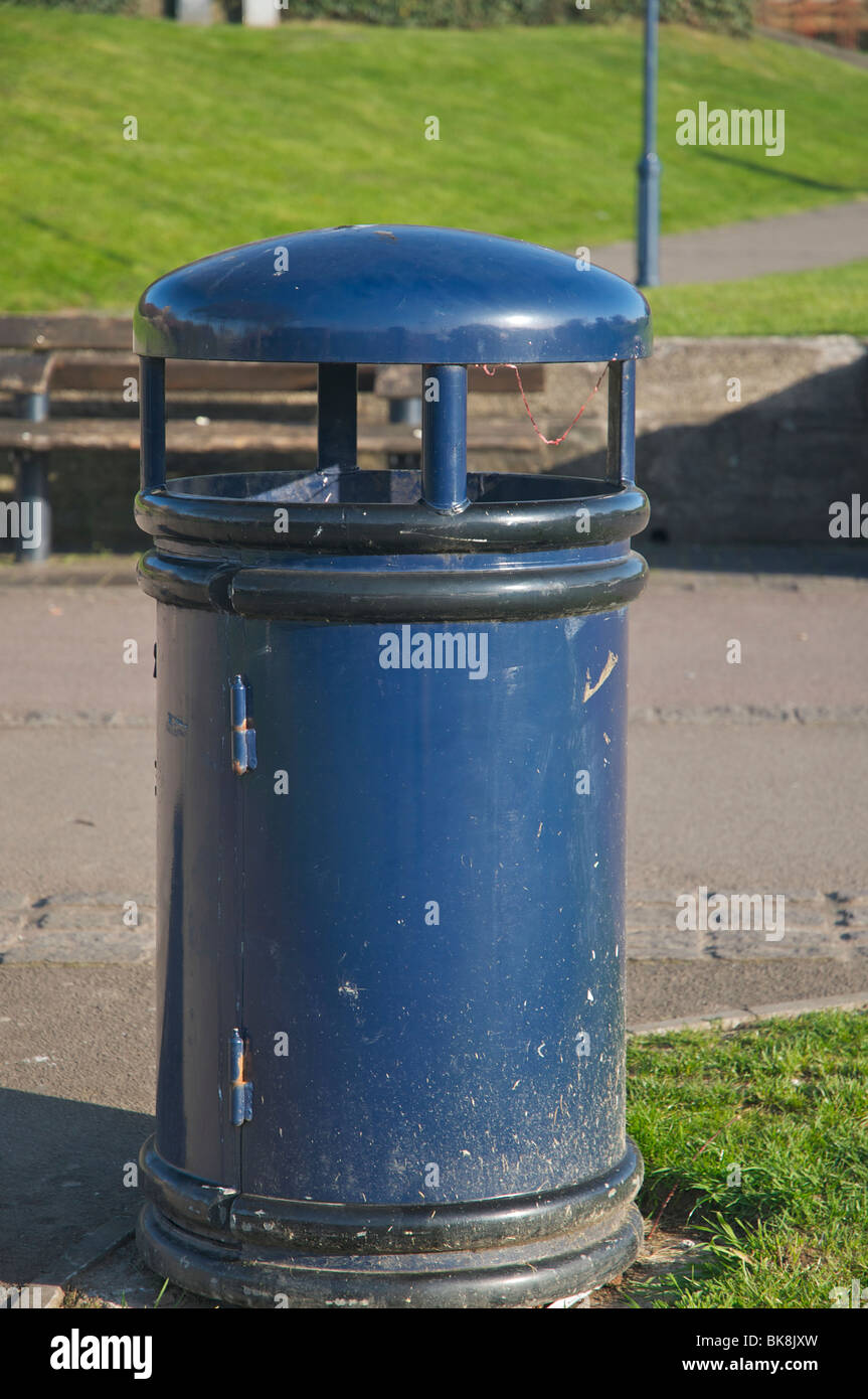 Litter bin uk park hi-res stock photography and images - Alamy