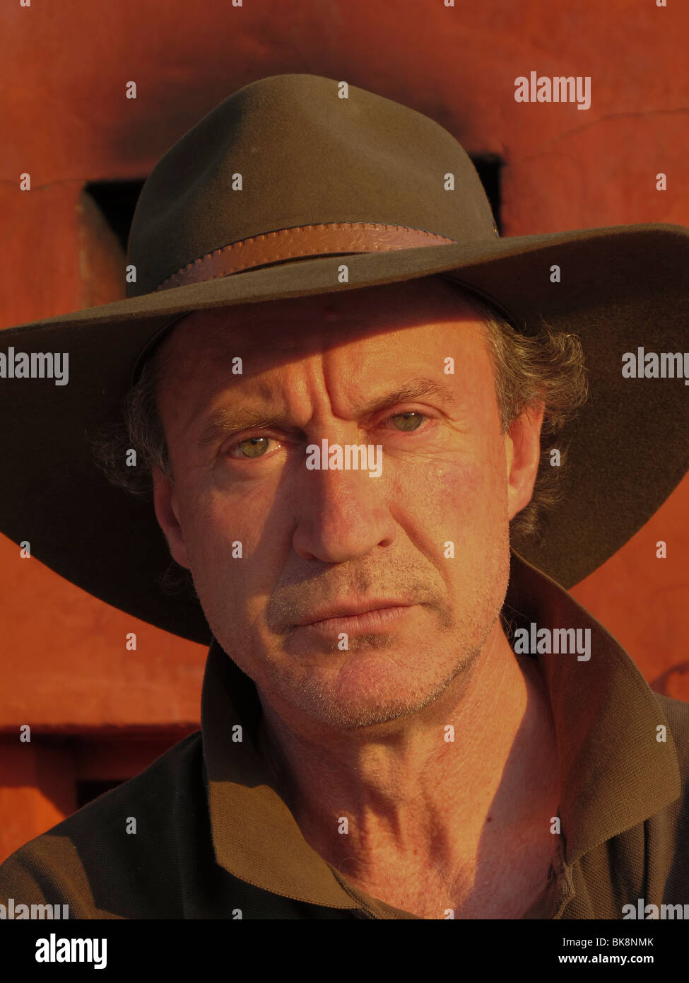 how to wear an akubra hat