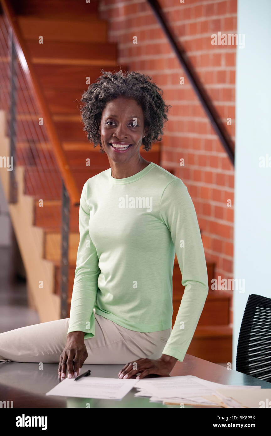 Woman mature smiling paperwork hi-res stock photography and images - Alamy