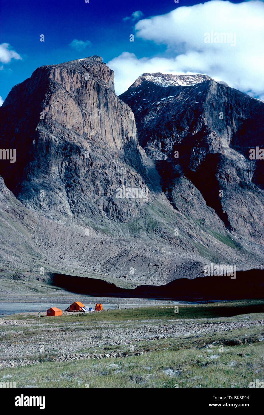 Windy Lake Campsite & shelters, Mt. Odin, Auyuittuq National Park, Baffin Island, Nunavut, Canada Stock Photo