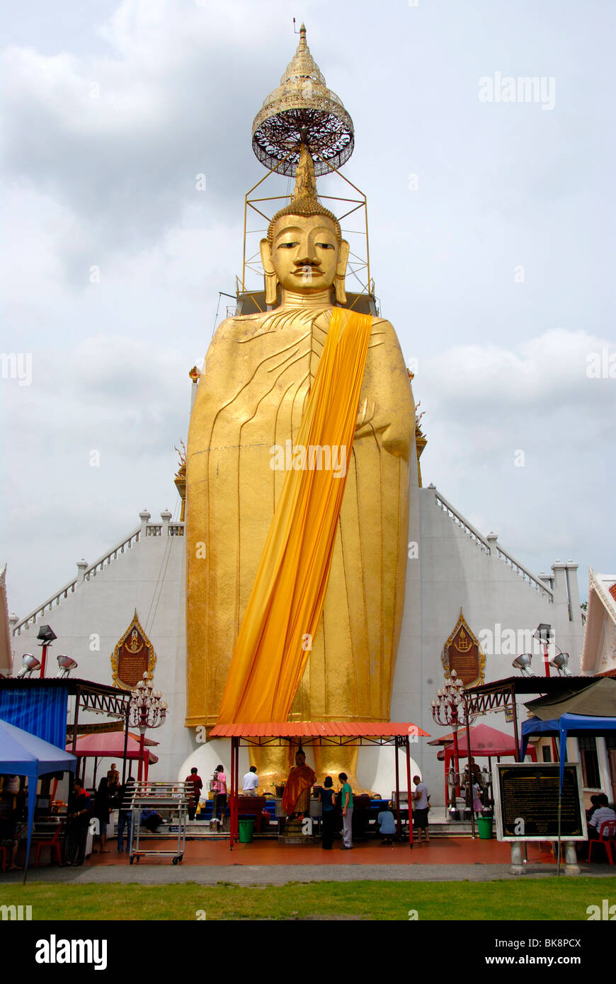 Buddhist statue, a large standing golden Buddha, Wat Intharawihan, Bangkok, Thailand, Southeast