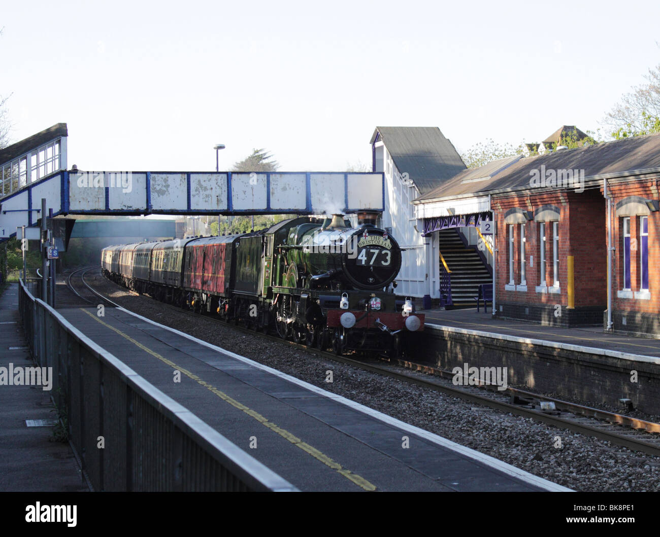 The Bristolian hauled by Earl of Mount Edgcumbe Castle Class Steam Locomotive at Goring station 17 April 2010 Stock Photo