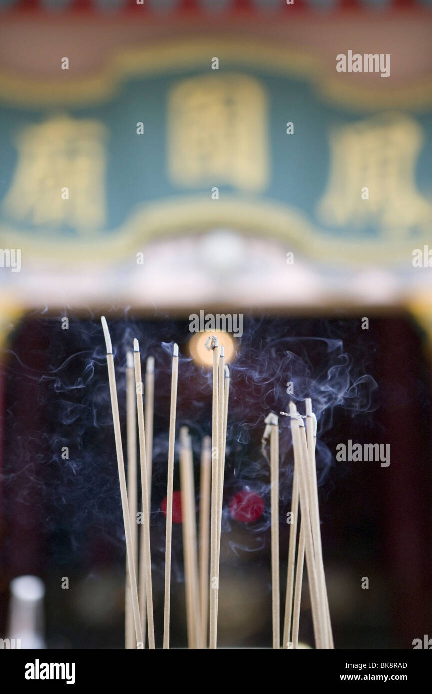 Singapore, Sri Mariamman Temple, Incense burning Stock Photo Alamy