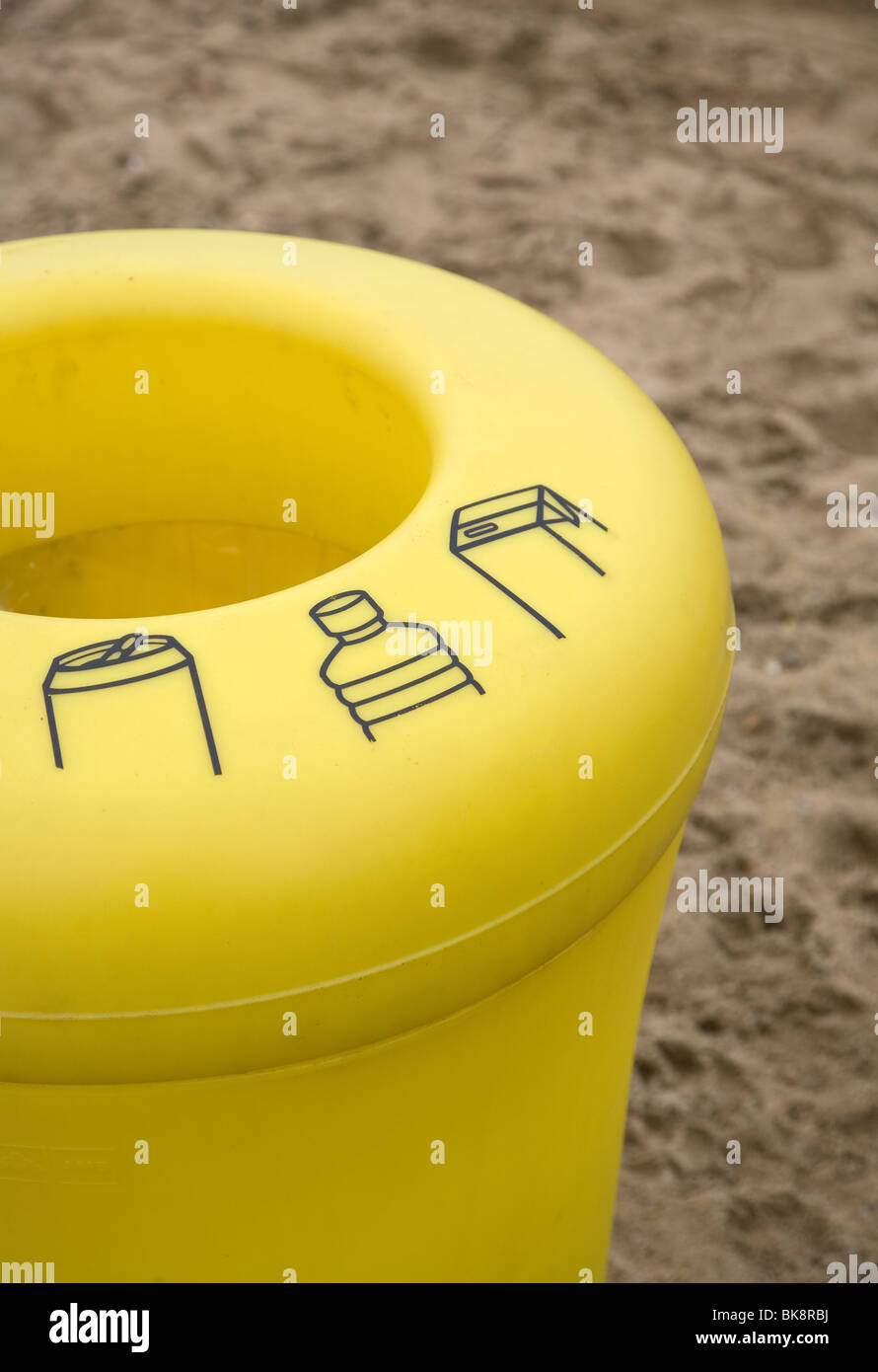 Yellow recycling bin hi-res stock photography and images - Alamy