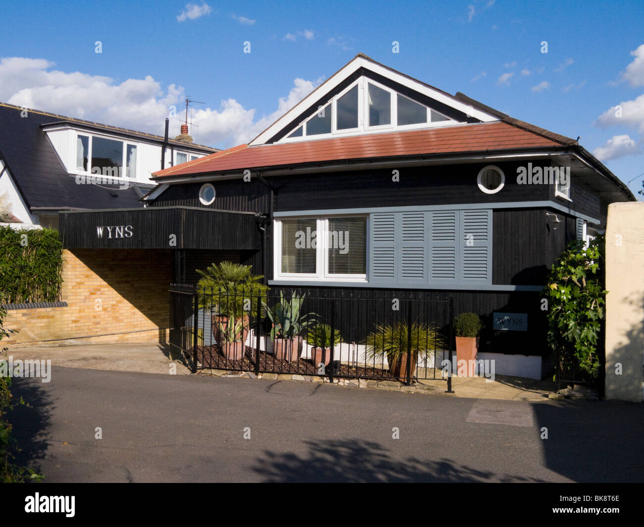 chalet-style-bungalow-of-a-contemporary-design-surrey-uk-stock-photo