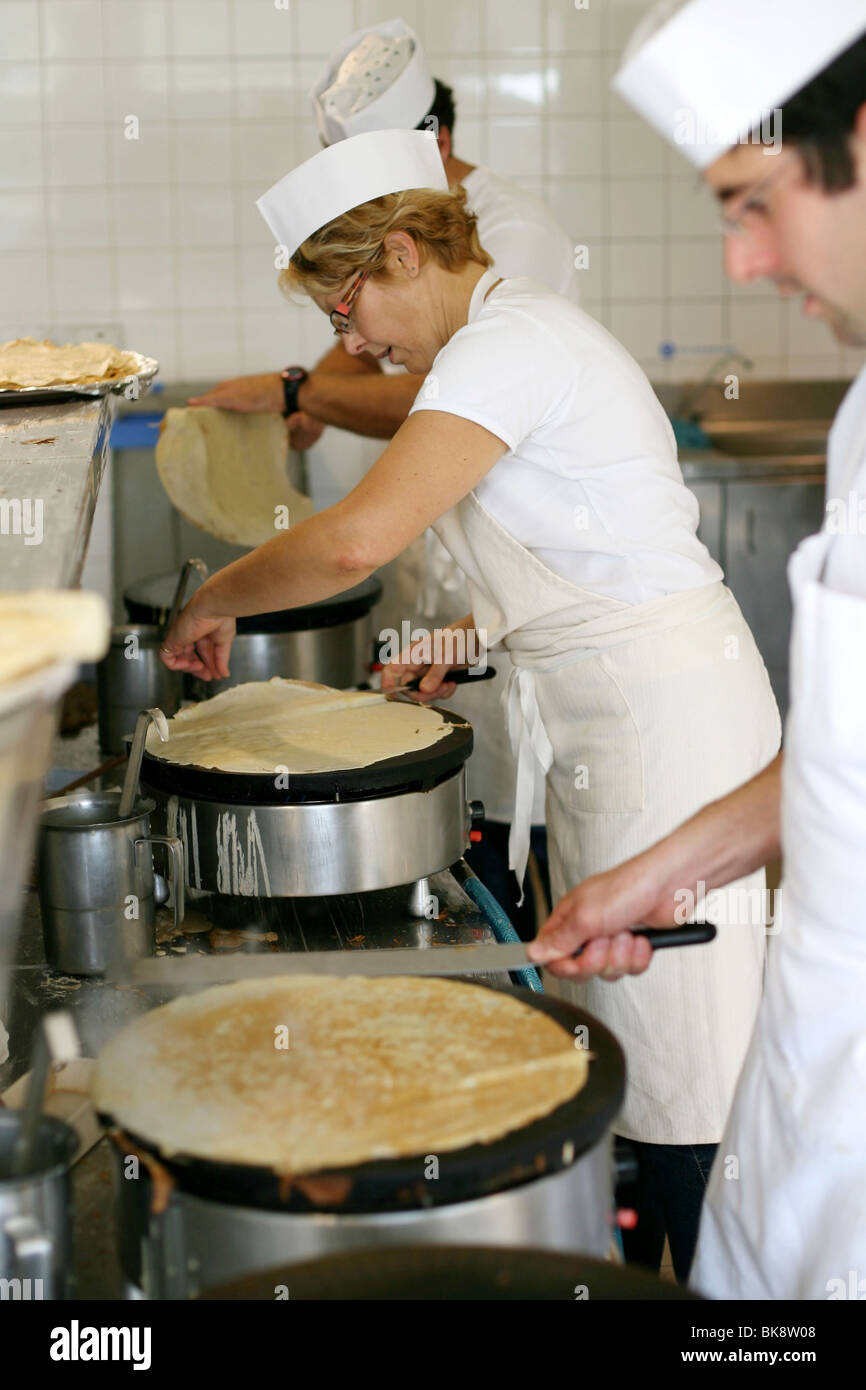 Ecole de Maître Crêpier (initiation to the art of crêpe making) and  practising crêperie (restaurant Stock Photo - Alamy