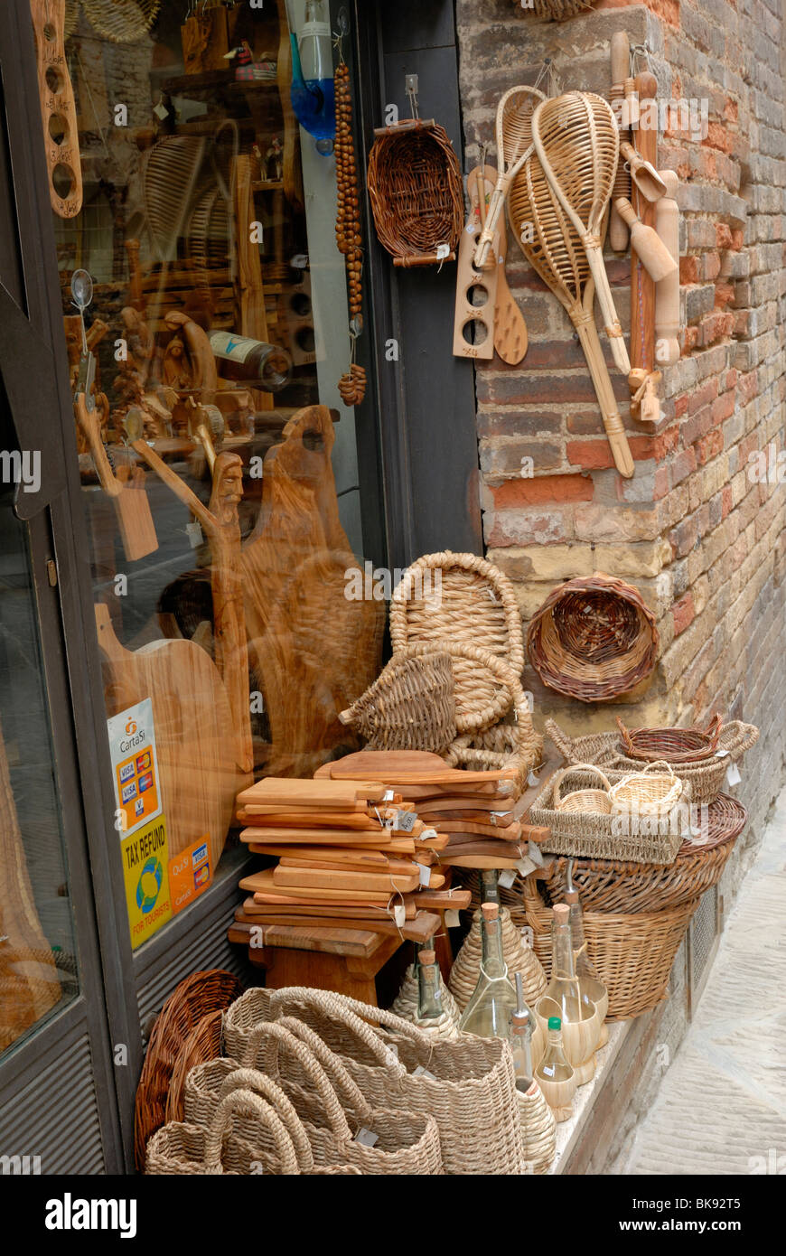 An artisan shop sell wicker and string baskets, wine and olive oil bottles, wooden cutting boards and much more. Via San Matteo, Stock Photo