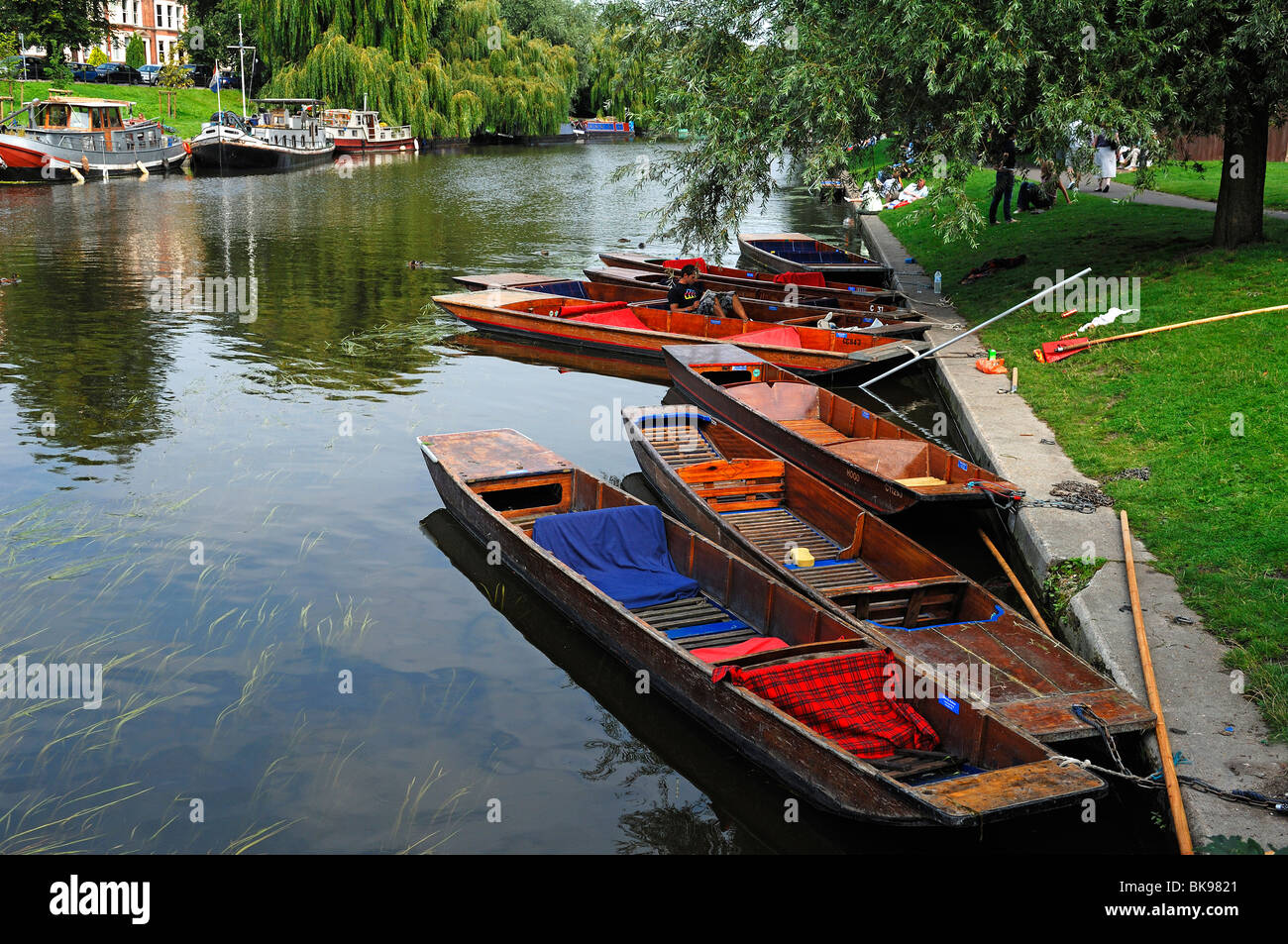 Punting boats waiting for tourists on the river Cam, Jesus Green Park, Cambridge, Cambridgeshire, England, United Kingdom, Euro Stock Photo