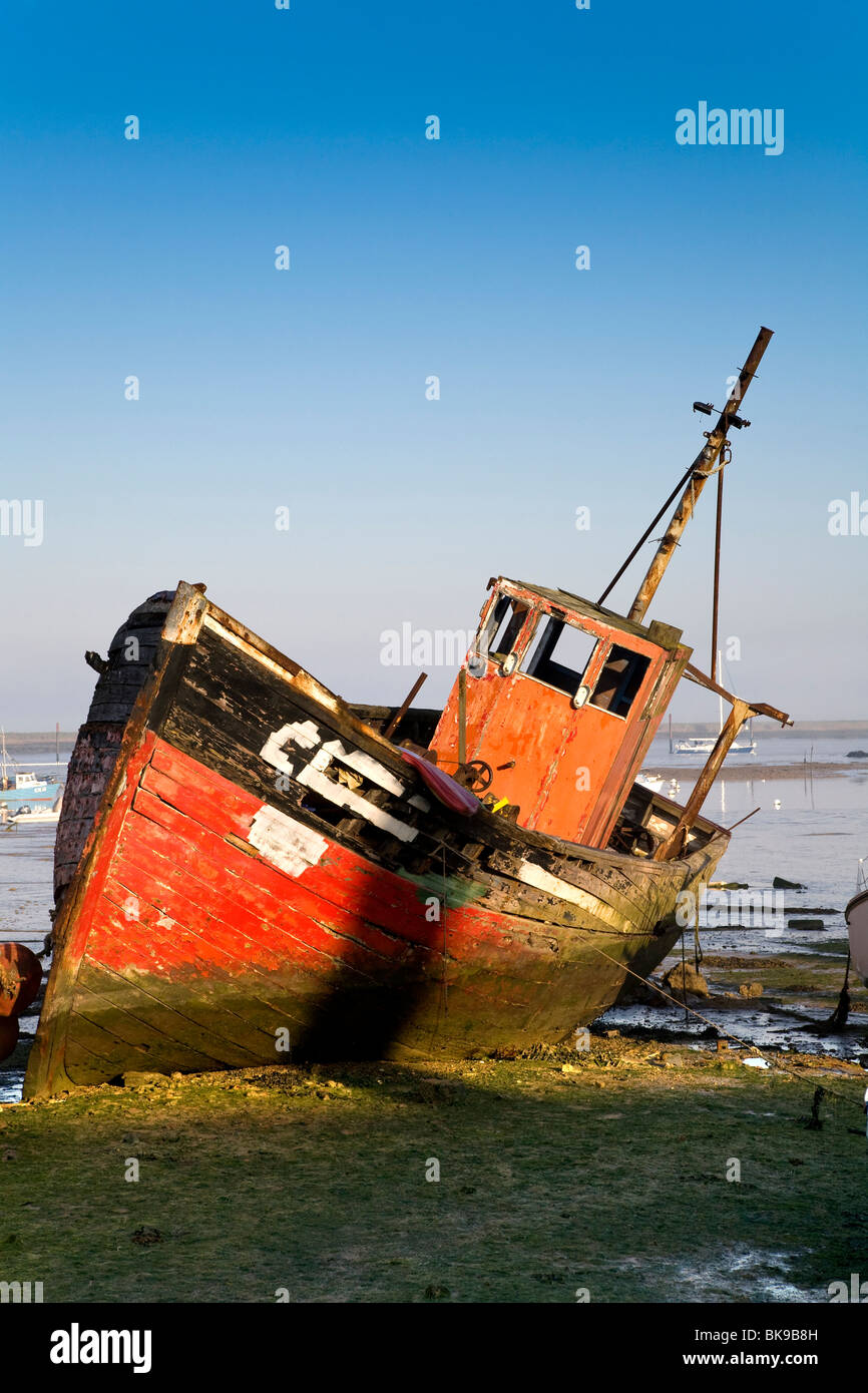 AN OLD ROTTING WOODEN BOAT AT LOW TIDE, WEST MERSEA Stock Photo Alamy