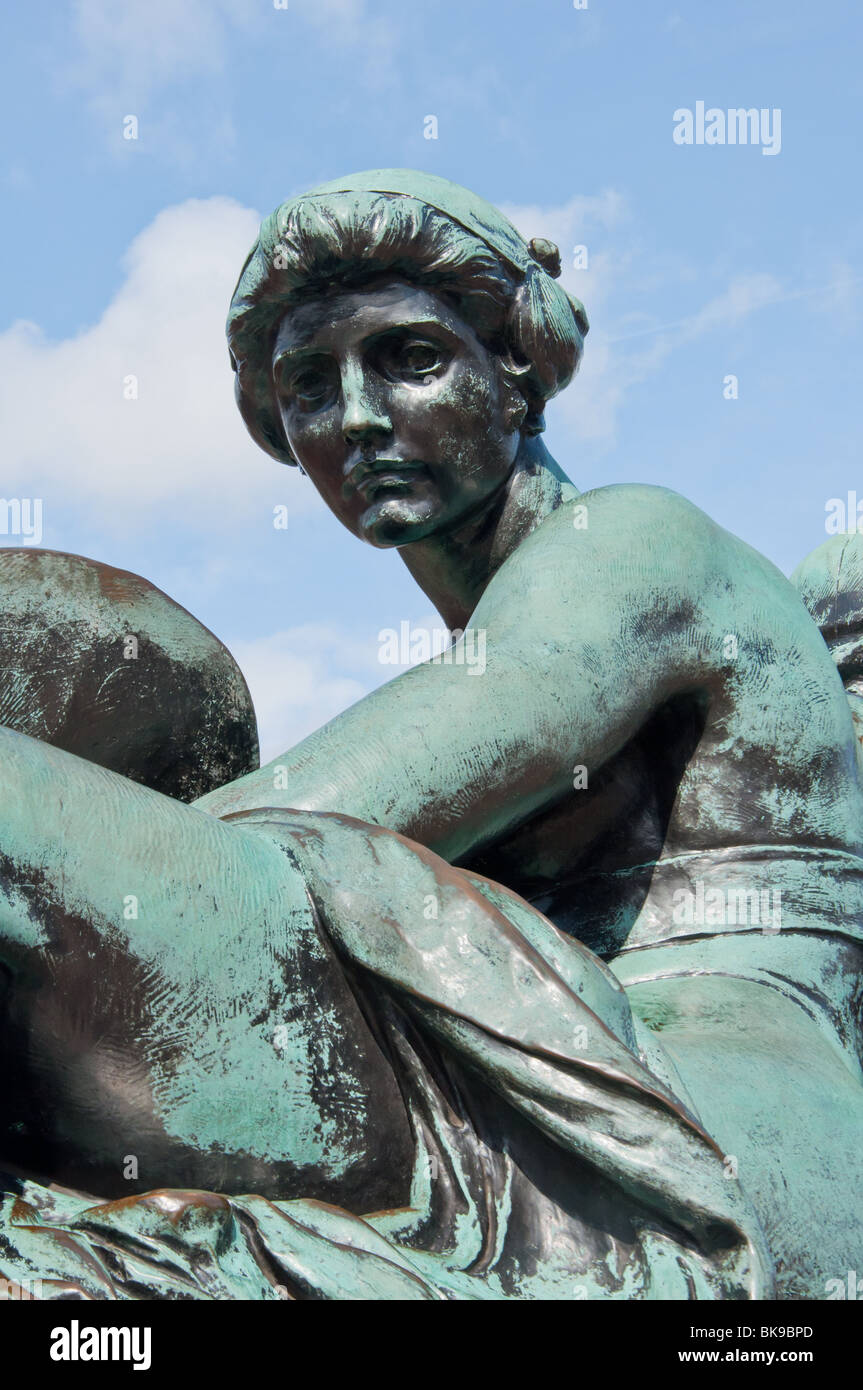 Statue, Buckingham palace, London, England Stock Photo Alamy