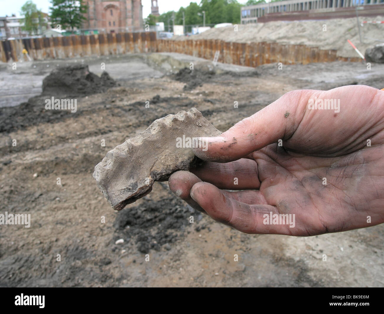 Fragment van een pot uit de Romeinse periode. Een vondst bij het Archeologisch onderzoek aan de terp Oldehove in het centrum van Leeuwarden. Stock Photo