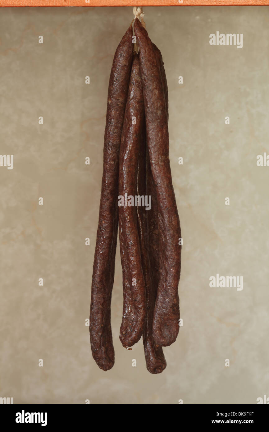 Homme d'entonnoir, mélange dans la saucisse saucisse Photo Stock - Alamy