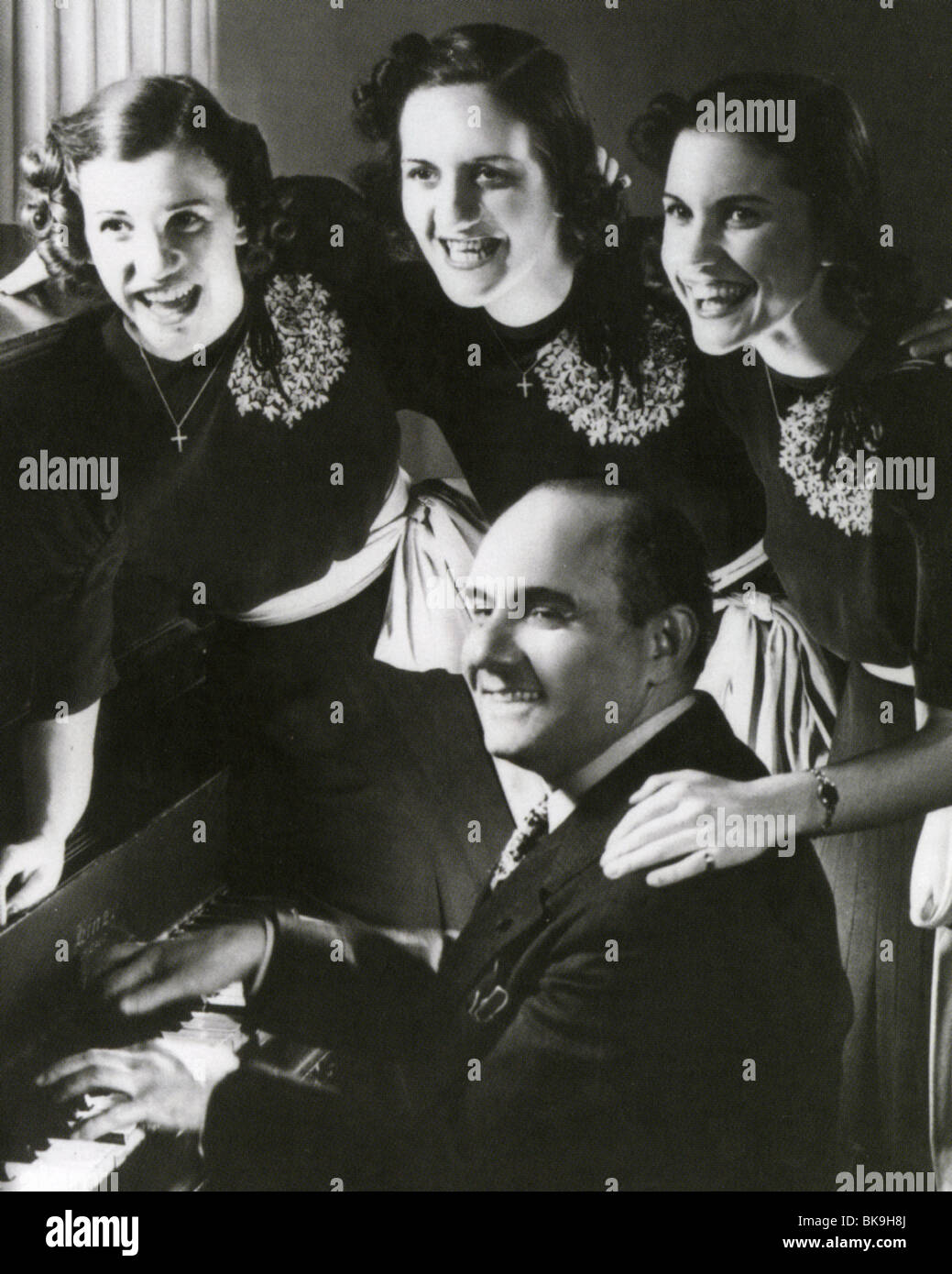ANDREWS SISTERS with Sholom Secunda, composer of Bei Mir Bist du Schoen. From left: Patty, LaVerne and Maxene Stock Photo