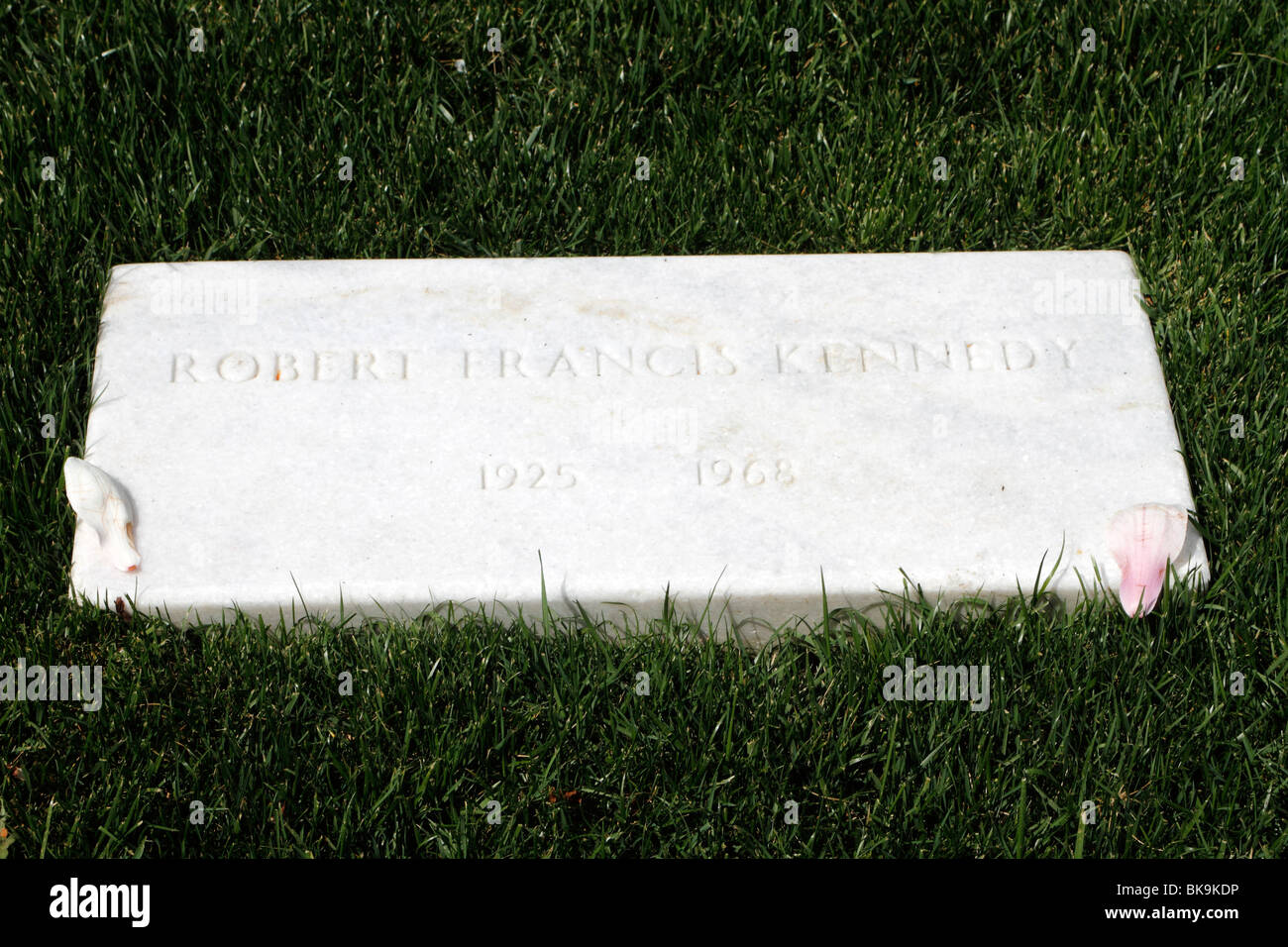 Robert f kennedy grave hi res stock photography and images Alamy