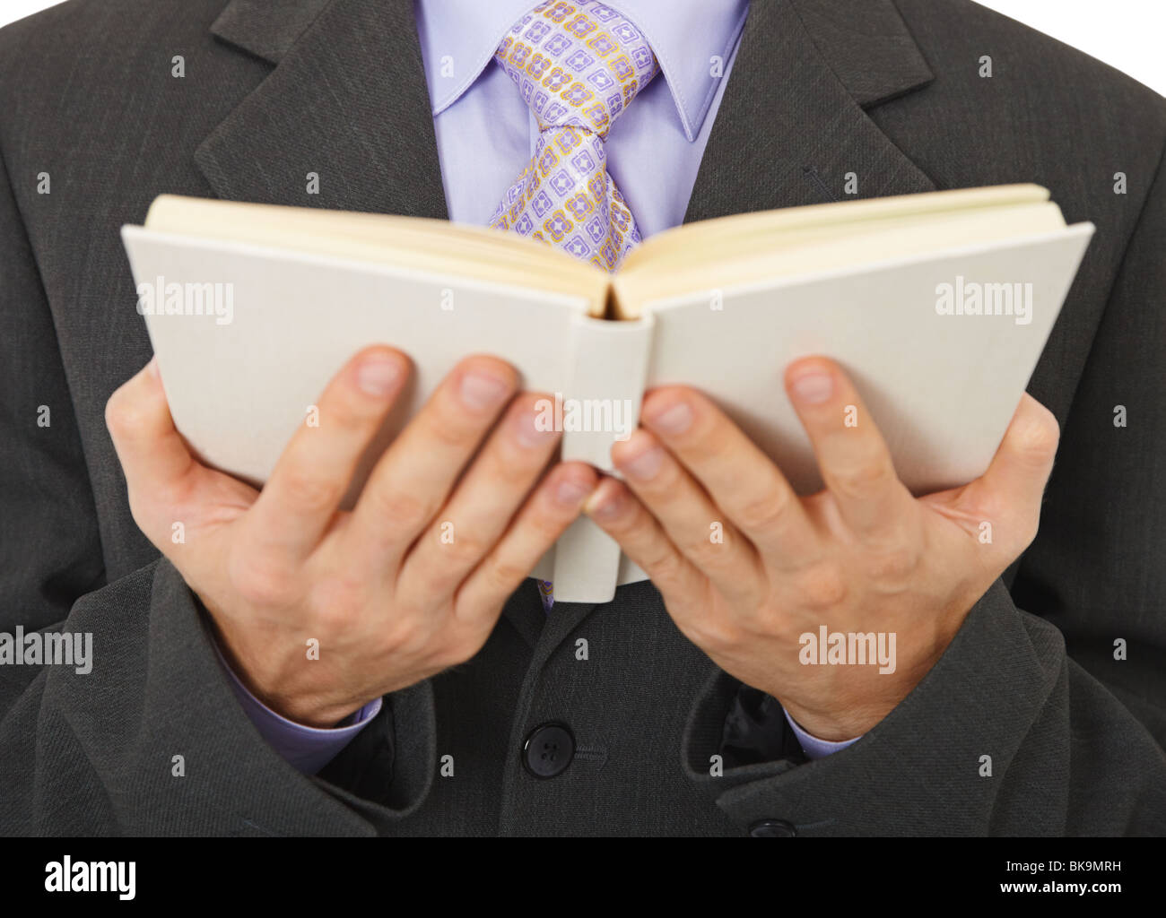 книга спортсмены. парень держит книгу. девушка держит книгу в руках. парень читает книгу. человек читает книгу держа ее.