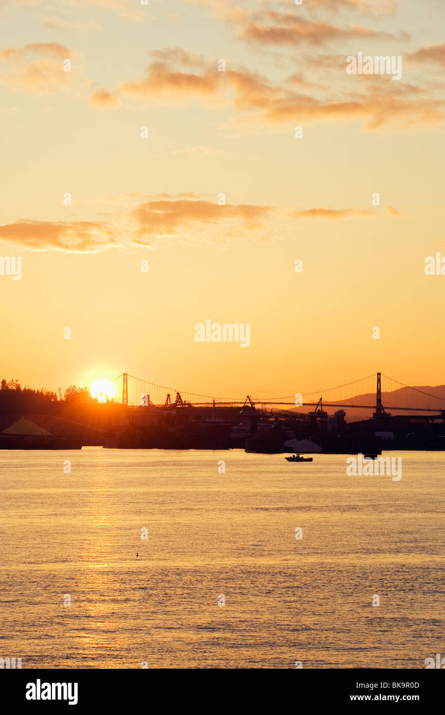 Skyline of vancouver at sunset hi-res stock photography and images - Alamy