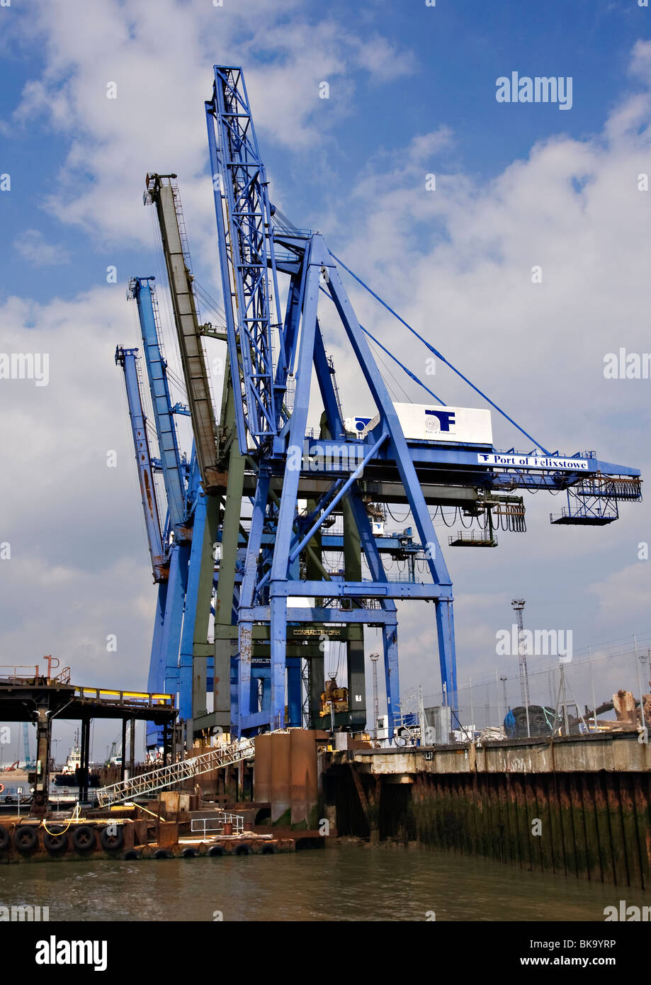 Quayside cranes hi-res stock photography and images - Alamy