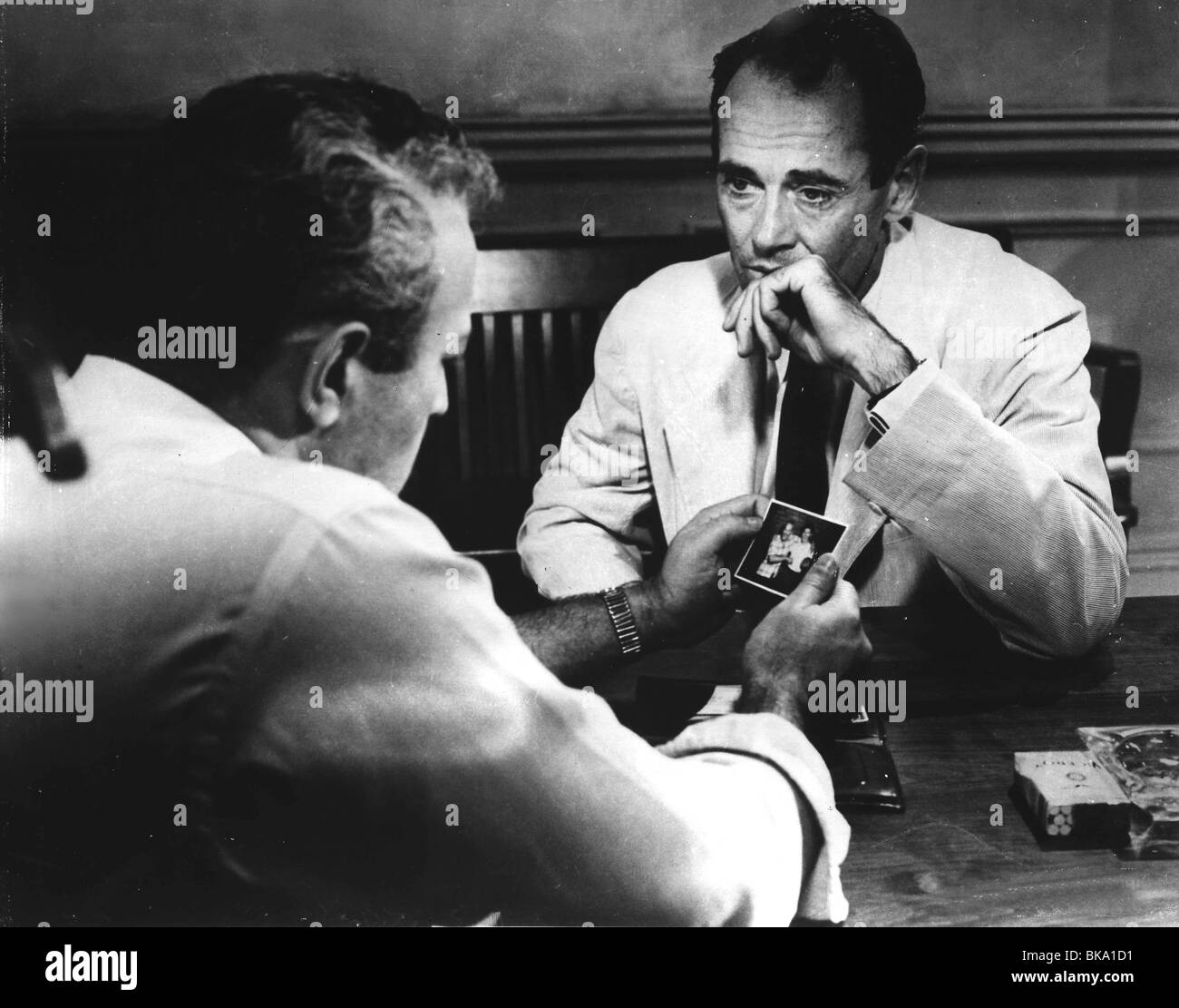 TWELVE ANGRY MEN (1957) HENRY FONDA (R) TAM 002P Stock Photo - Alamy