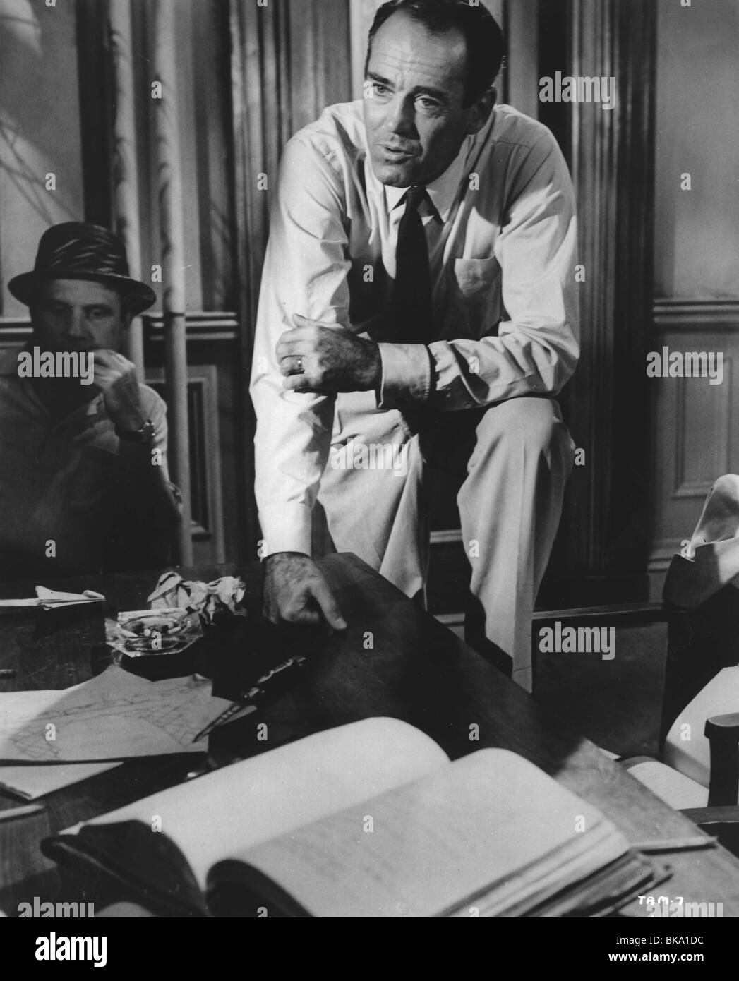 TWELVE ANGRY MEN (1957) JACK WARDEN, HENRY FONDA TAM 005P Stock Photo