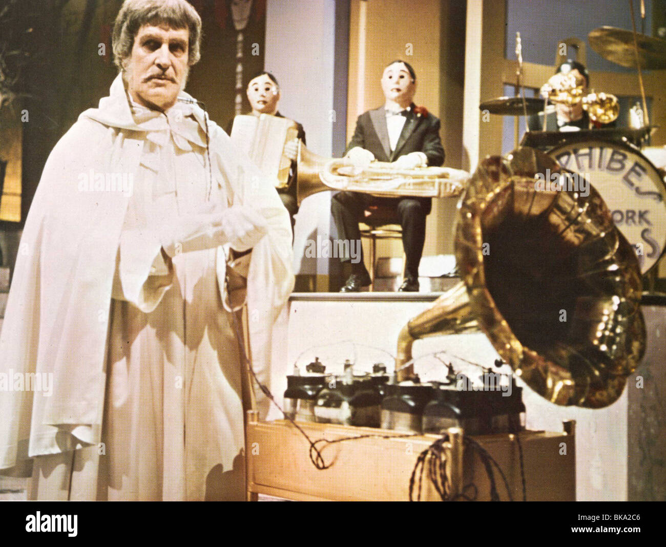 THE ABOMINABLE DR PHIBES (1971) VINCENT PRICE ADPH 004FOH Stock Photo
