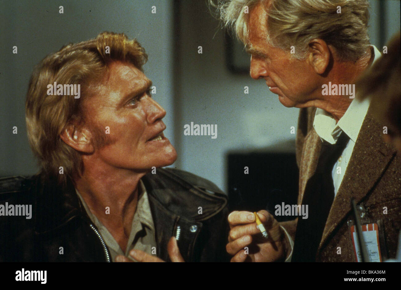 AIRPLANE II: THE SEQUEL (1982) AIRPLANE 2 (ALT) CHUCK CONNORS, LLOYD BRIDGES AP2 007 Stock Photo