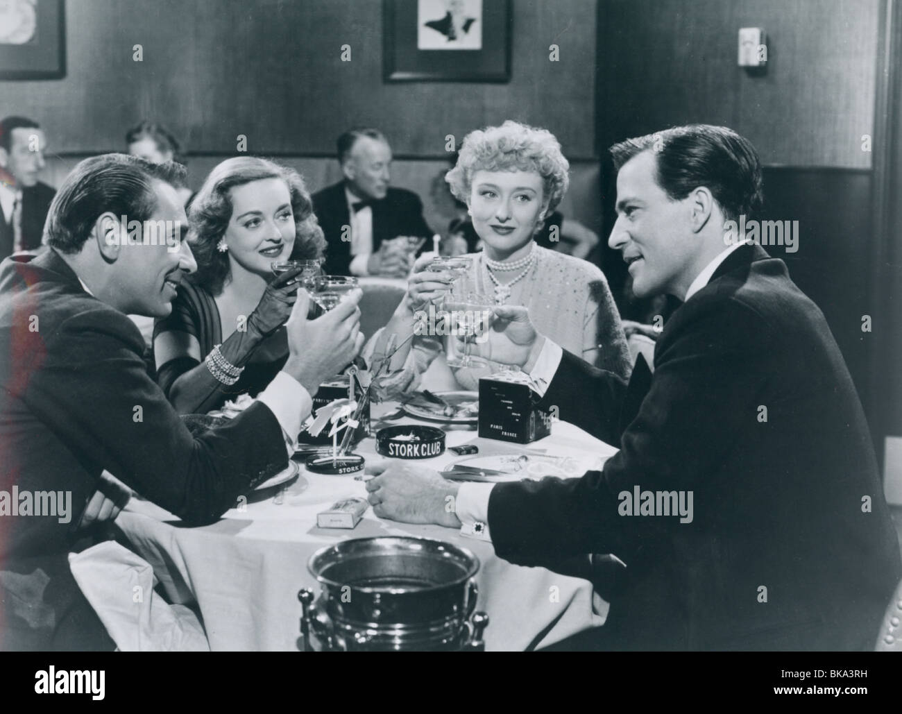 ALL ABOUT EVE (1950) GARY MERRILL, BETTE DAVIS, CELESTE HOLM, HUGH MARLOWE AAE 014P Stock Photo