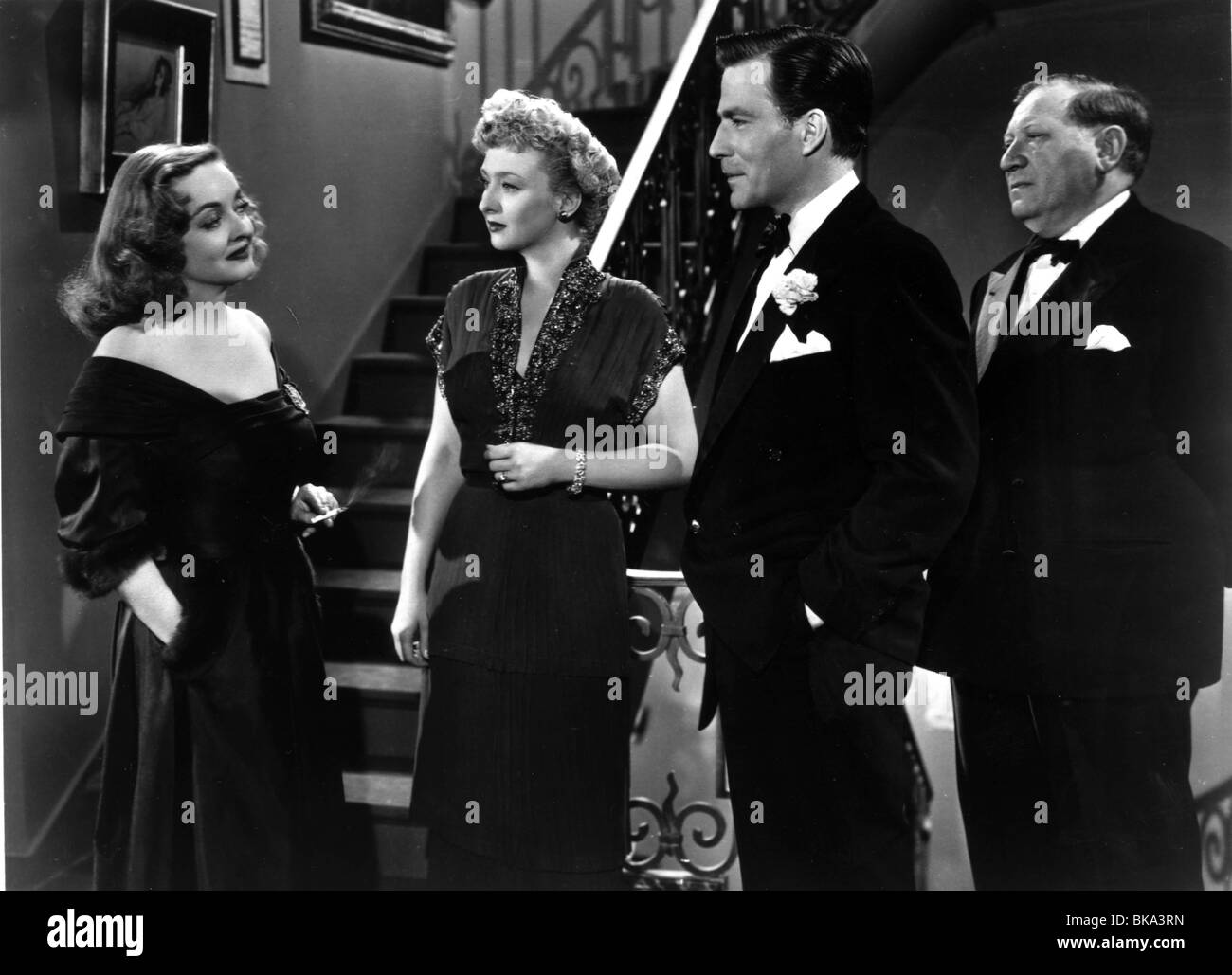 ALL ABOUT EVE (1950) BETTE DAVIS, CELESTE HOLM, HUGH MARLOWE, GREGORY RATOFF AAE 016P Stock Photo