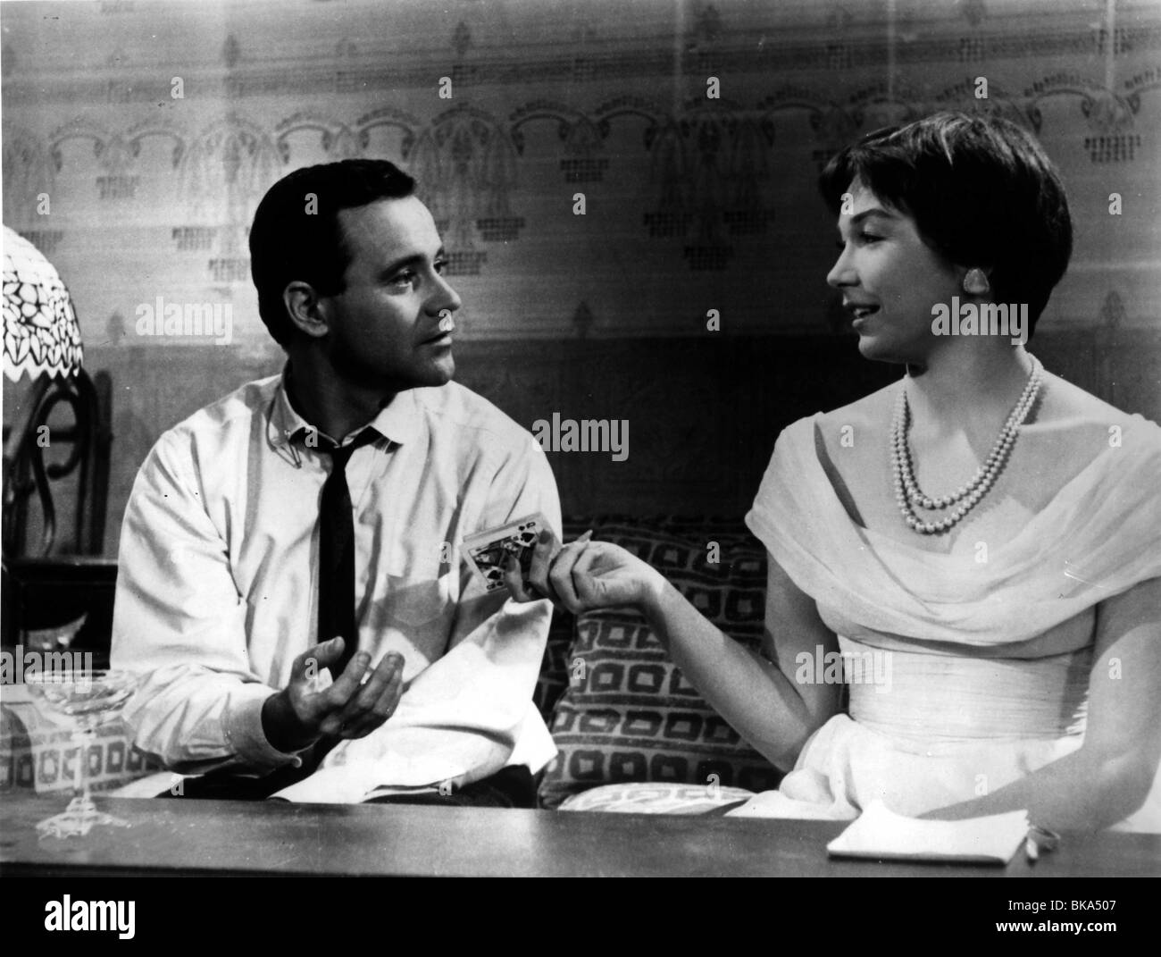 THE APARTMENT (1960) JACK LEMMON, SHIRLEY MACLAINE APR 006P