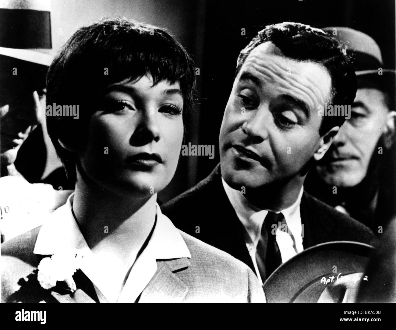 THE APARTMENT (1960) SHIRLEY MACLAINE, JACK LEMMON APR 008P Stock