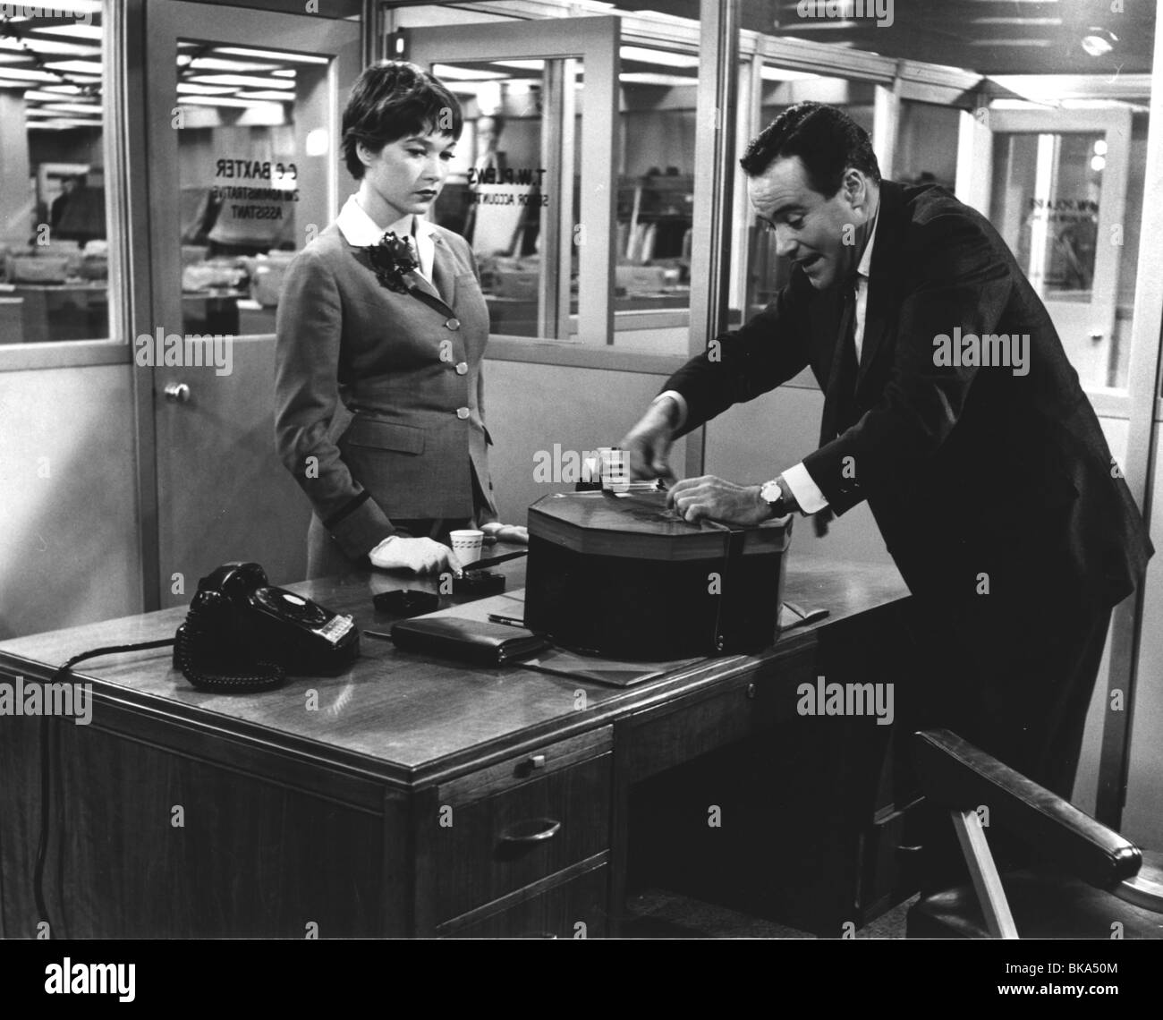 THE APARTMENT (1960) SHIRLEY MACLAINE, JACK LEMMON APR 043P Stock Photo