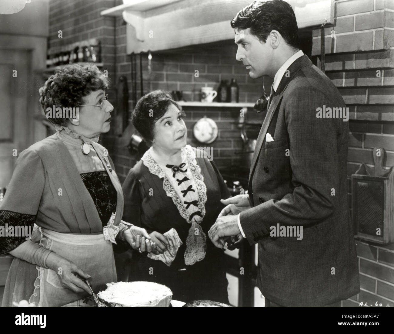 ARSENIC AND OLD LACE (1944) JEAN ADAIR, JOSEPHINE HULL, CARY GRANT AOL 006P Stock Photo