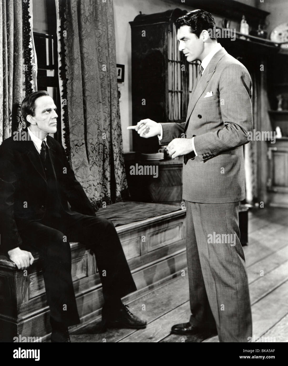 ARSENIC AND OLD LACE (1944) RAYMOND MASSEY, CARY GRANT AOL 009P Stock Photo