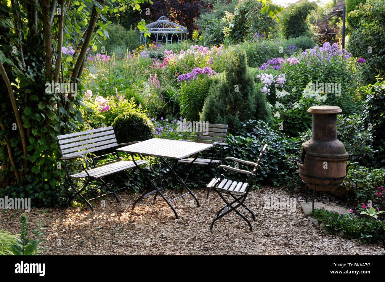 Seating area with oven in a perennial garden. Design: Marianne and Detlef Lüdke Stock Photo