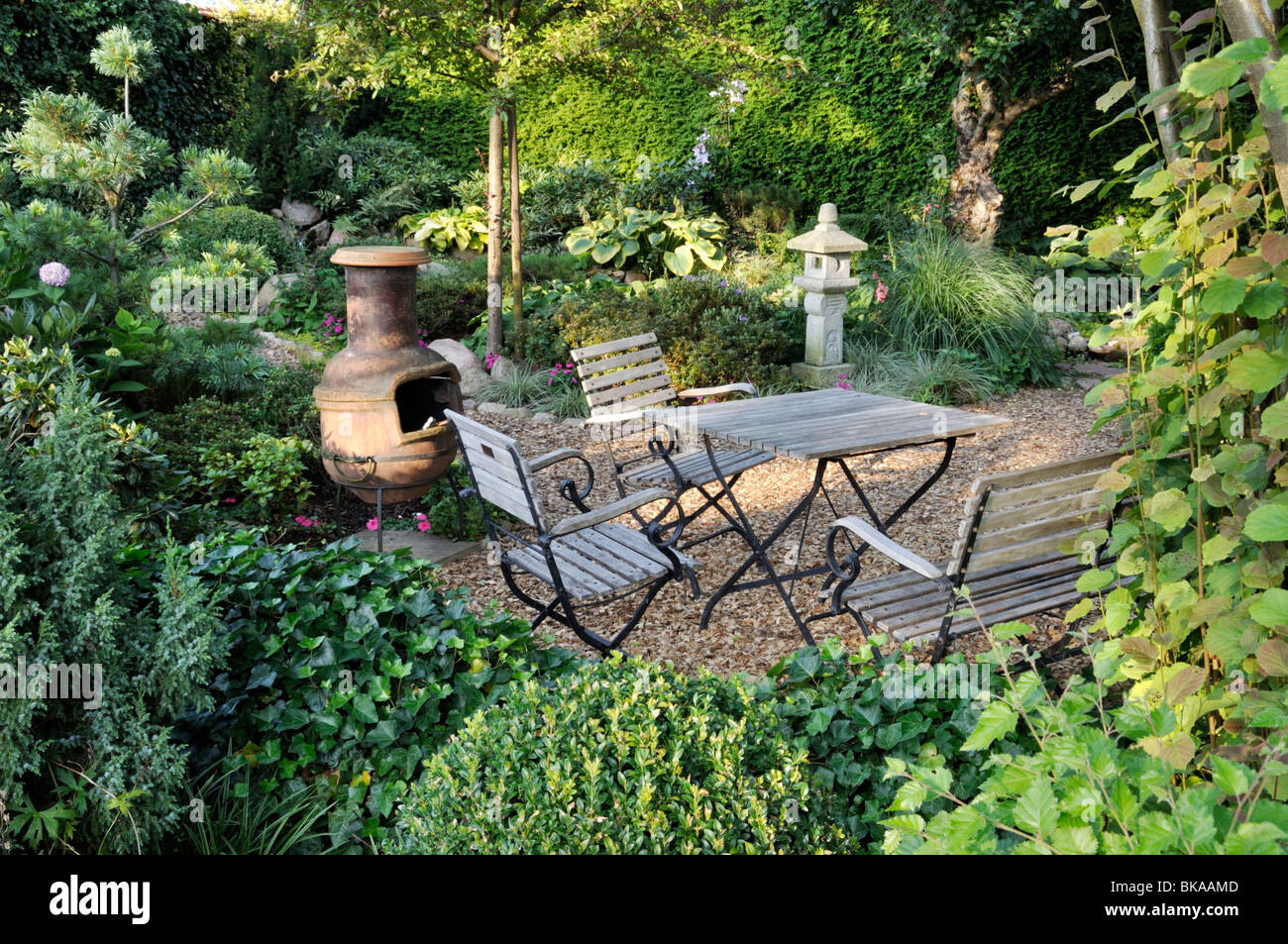 Seating area with oven in a perennial garden. Design: Marianne and Detlef Lüdke Stock Photo