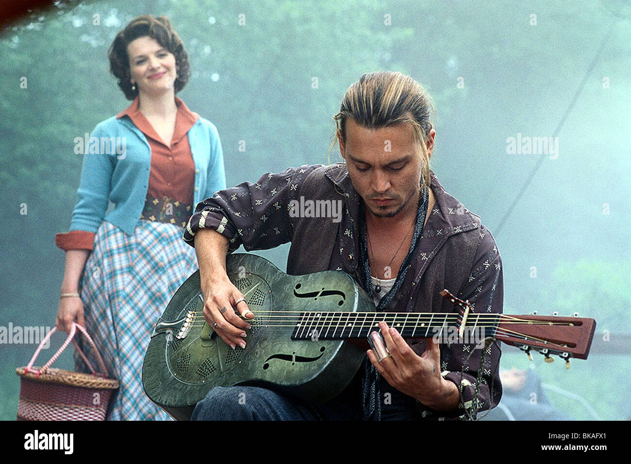 CHOCOLAT (2000) JULIETTE BINOCHE, JOHNNY DEPP CHLT 001 11 Stock Photo