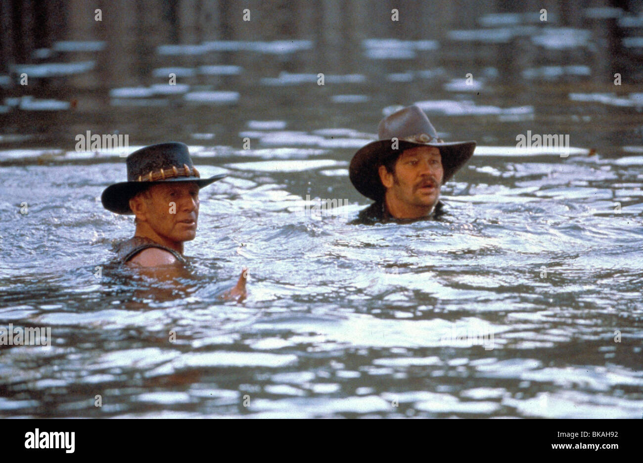 CROCODILE DUNDEE IN LOS ANGELES (2001) CROCODILE DUNDEE 3 (ALT) PAUL HOGAN, ALEC WILSON HATS