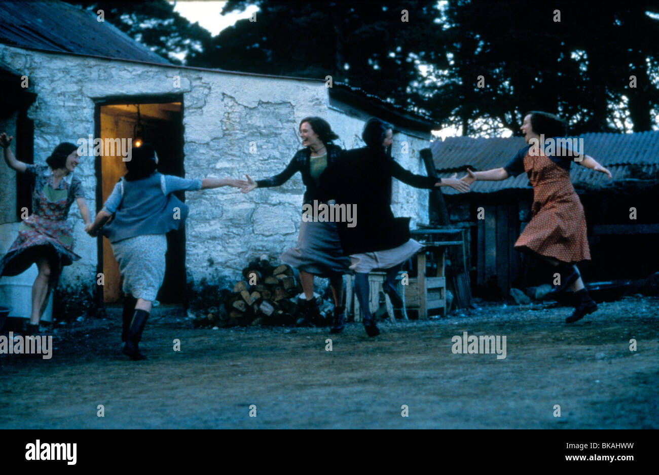 DANCING AT LUGHNASA (1998) BRID BRENNAN, SOPHIE THOMPSON, CATHERINE MCCORMACK, MERYL STREEP, KATHY BURKE DANL 085 Stock Photo