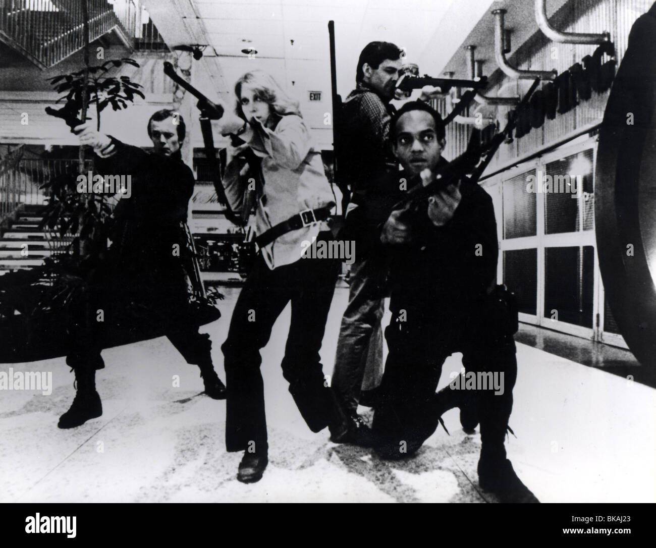 DAWN OF THE DEAD (1978) ZOMBIE (ALT) SCOTT H REINIGER, GAYLEN ROSS, DAVID EMGE, KEN FOREE DODE 002P Stock Photo