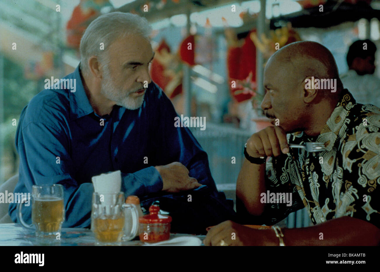 ENTRAPMENT (1999) SEAN CONNERY, VING RHAMES ETPM 002 Stock Photo Alamy